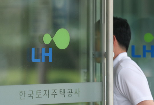 경찰이 아파트 단지 '철근 누락'과 관련해 16일 경남 진주시 충무공동 한국토지주택공사(LH) 본사 압수수색에 나섰다. 사진은 이날 LH 본사 입구.   연합뉴스